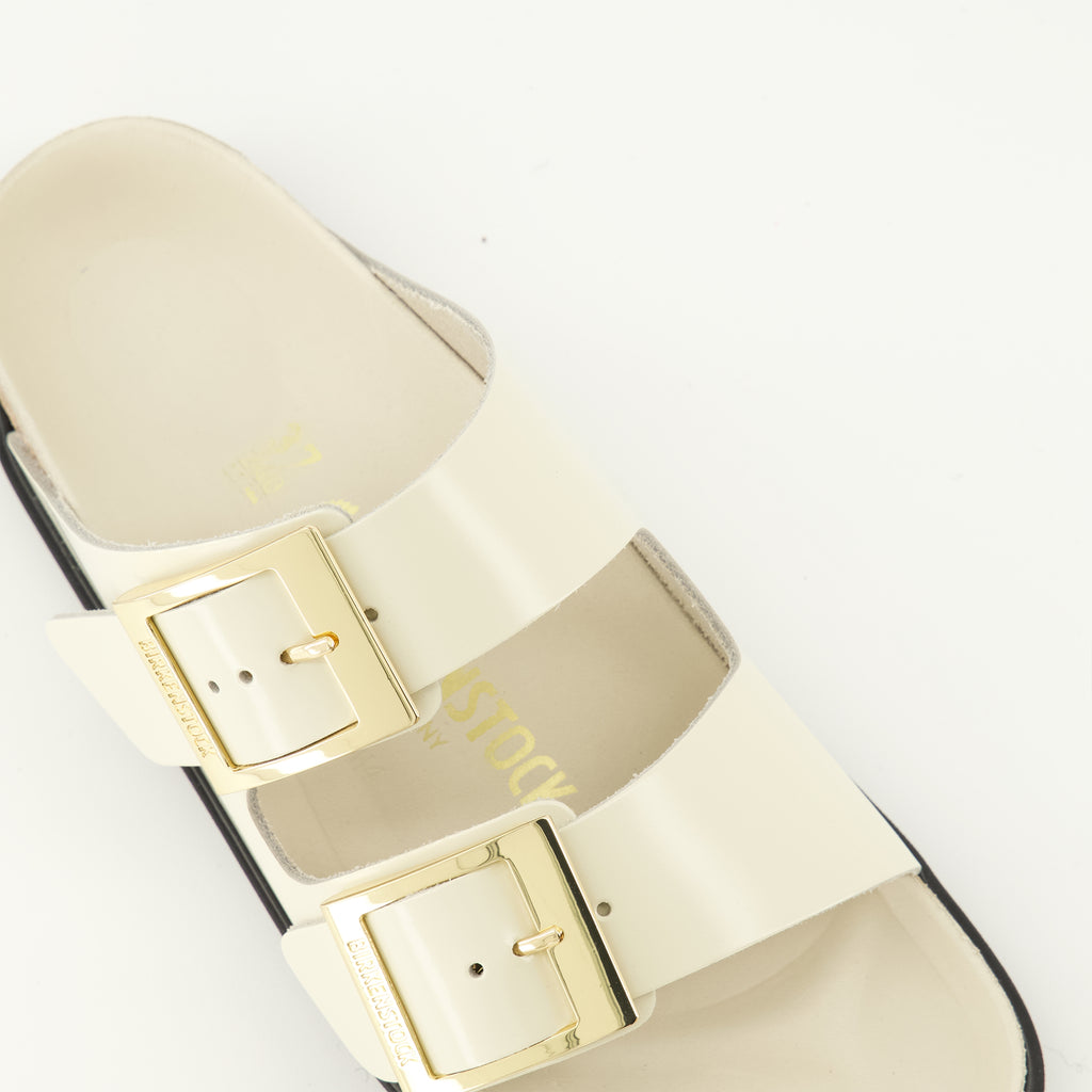 Image de l'article Sandales Arizona en cuir verni blanc de la marque Birkenstock pour Femme - Saison Printemps-Été 2026 - Vue détaillée de haut