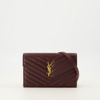 Imagen de la billetera de sobre con cadena de la marca Saint Laurent para mujer - Temporada Otoño-Invierno 2025 - Vista Frontal