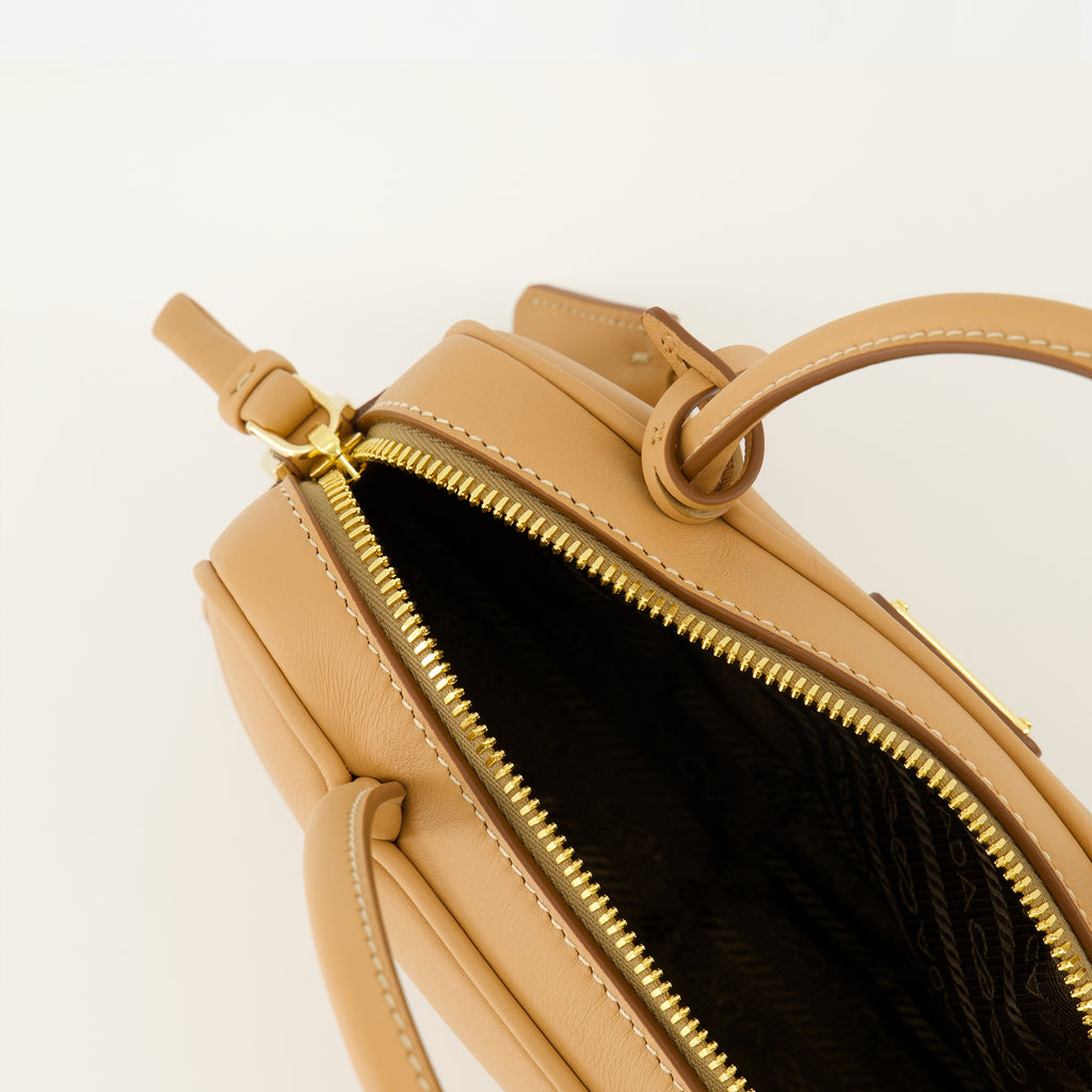 Sacs à main et épaule ベージュレザーのバッグ Prada Beige Femme