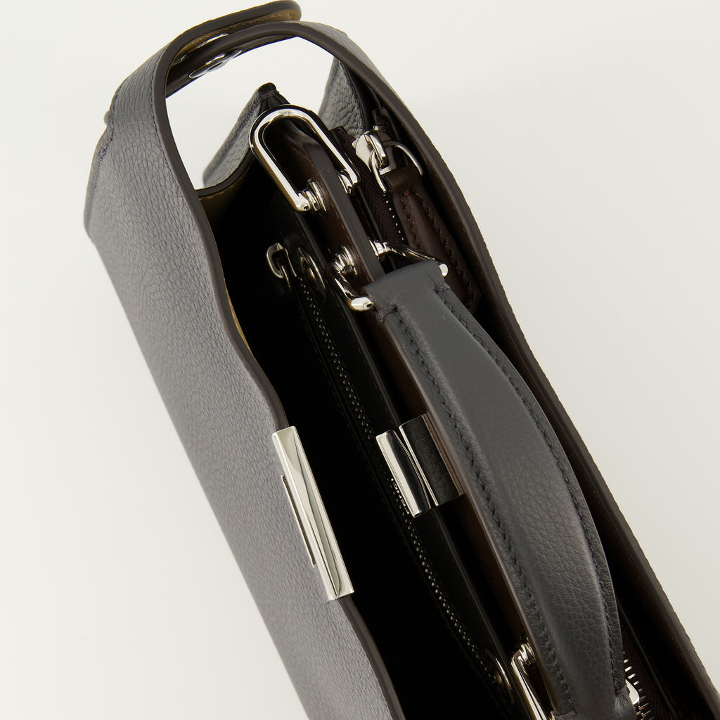 Fendiのメンズ用PeekabooISeeU小型グレー バッグ - 2025年秋冬シーズン - 詳細ビュー_3の画像