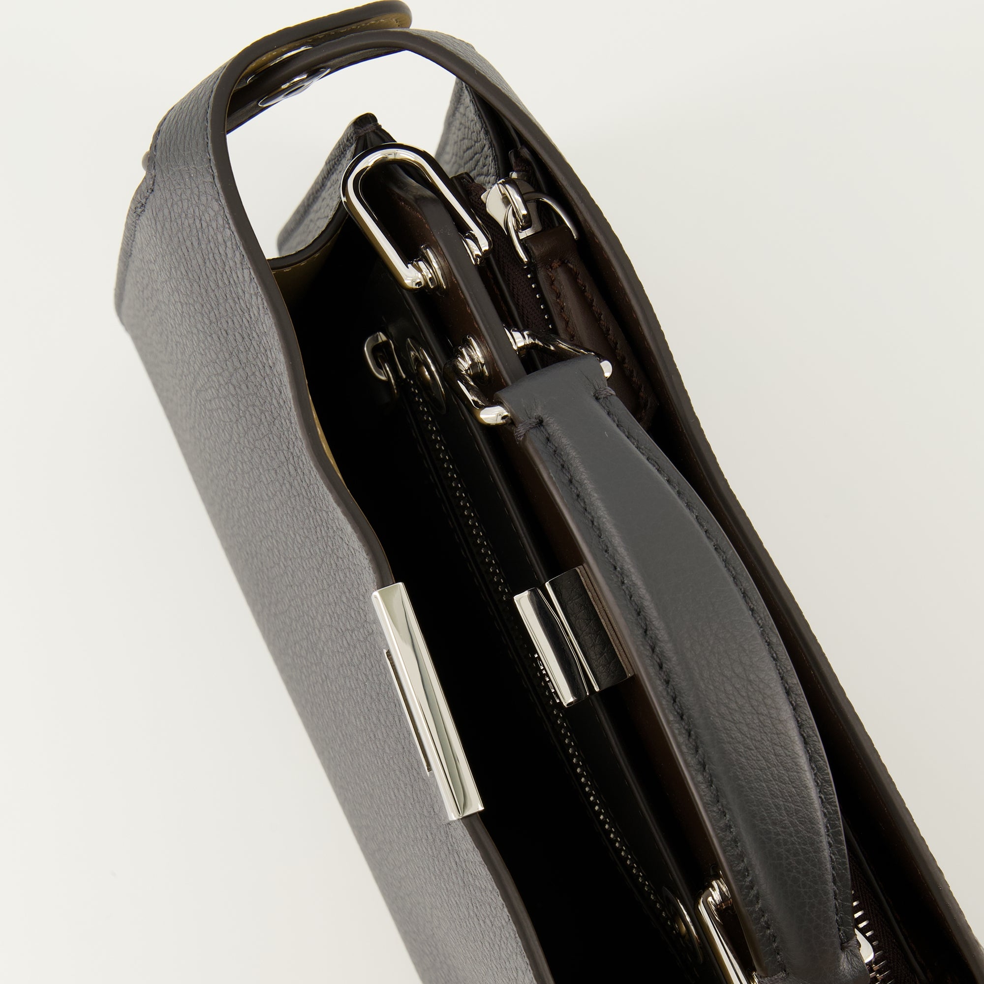 Image de l'article Sac PeekabooISeeU small gris de la marque Fendi pour Homme - Saison Automne-Hiver 2025 - Vue détaillée_3