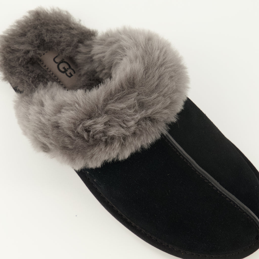 ユニセックス用のUggのスカフェットII黒スリッパの画像 - 2026年春夏シーズン - 詳細ビュー3