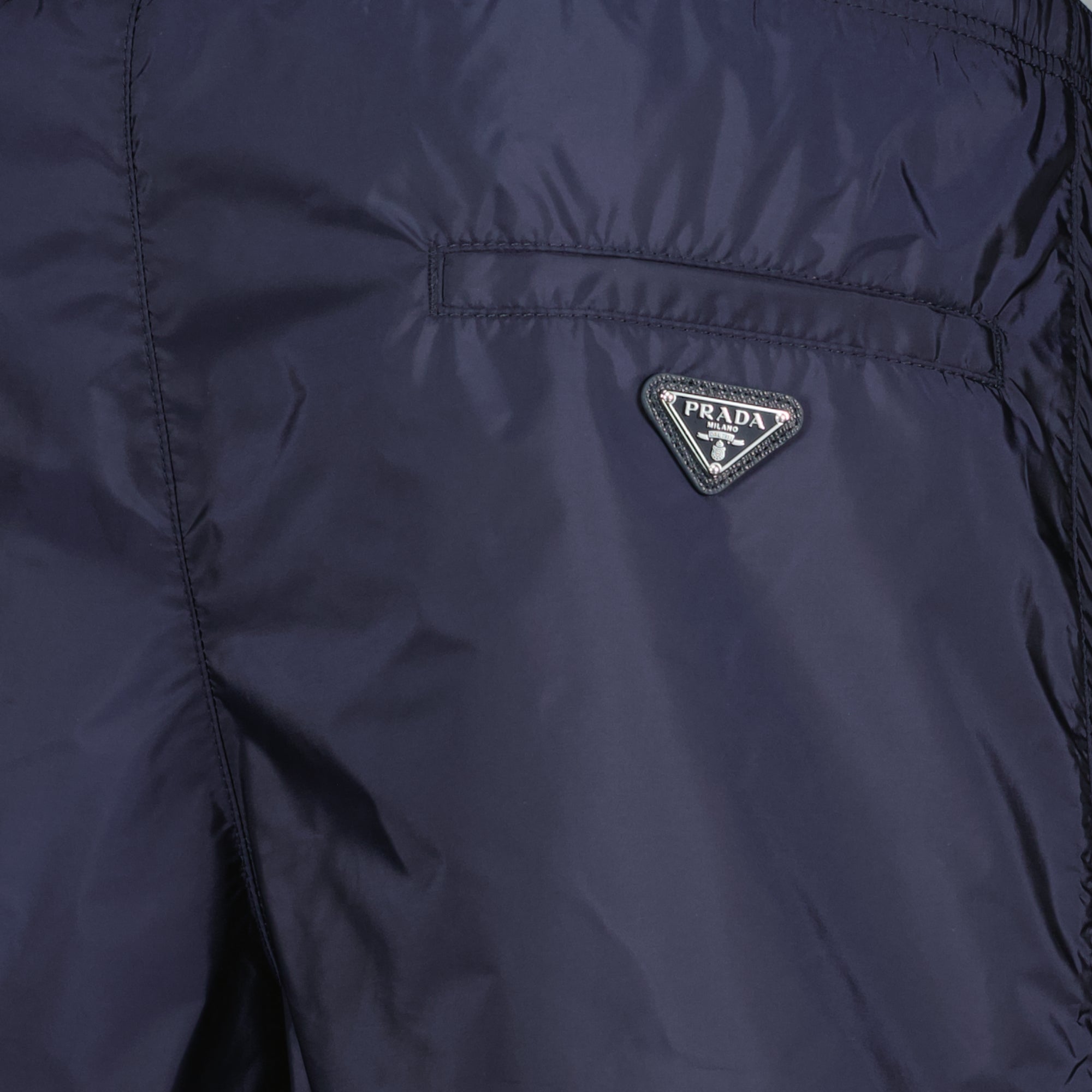 Bild des Prada Herren Badeanzugs aus schwarzem Re-Nylon - Frühjahr/Sommer 2026 - Detaillierte Ansicht_1