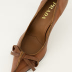 Imagen de los escarpines de cuero envejecido de Prada para mujer - Temporada Otoño-Invierno 2025 - Vista detallada desde arriba