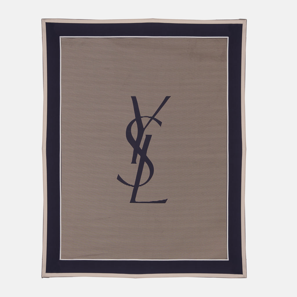 Image de l'article Étole Cassandre de la marque Saint Laurent pour Unisex - Saison Automne-Hiver 2025 - Vue de Face