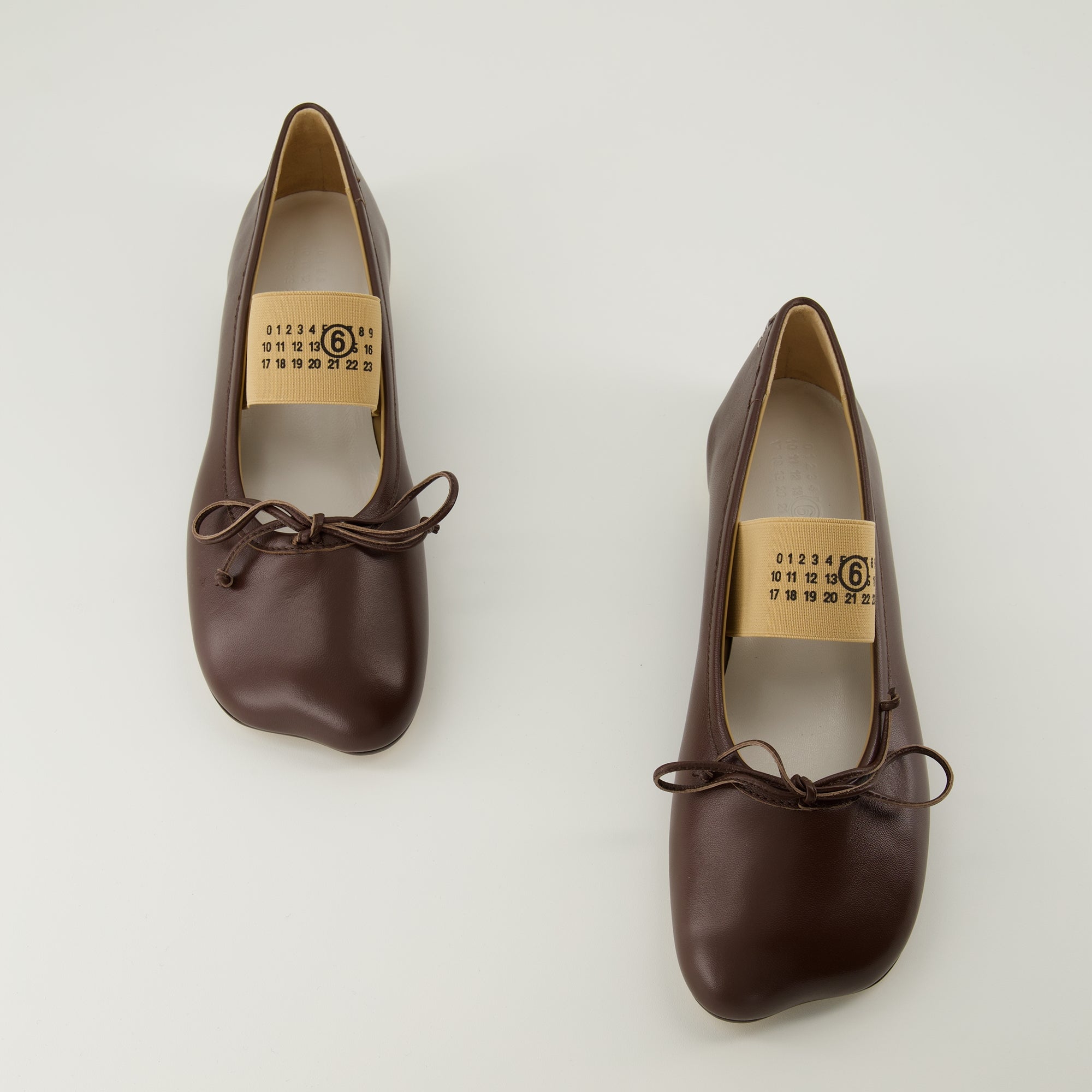 Mm6의 여성용 아나토믹 뉴마릭 갈색 발레리나 이미지 - 2026 봄-여름 - 신발 한 쌍의 위에서 보기