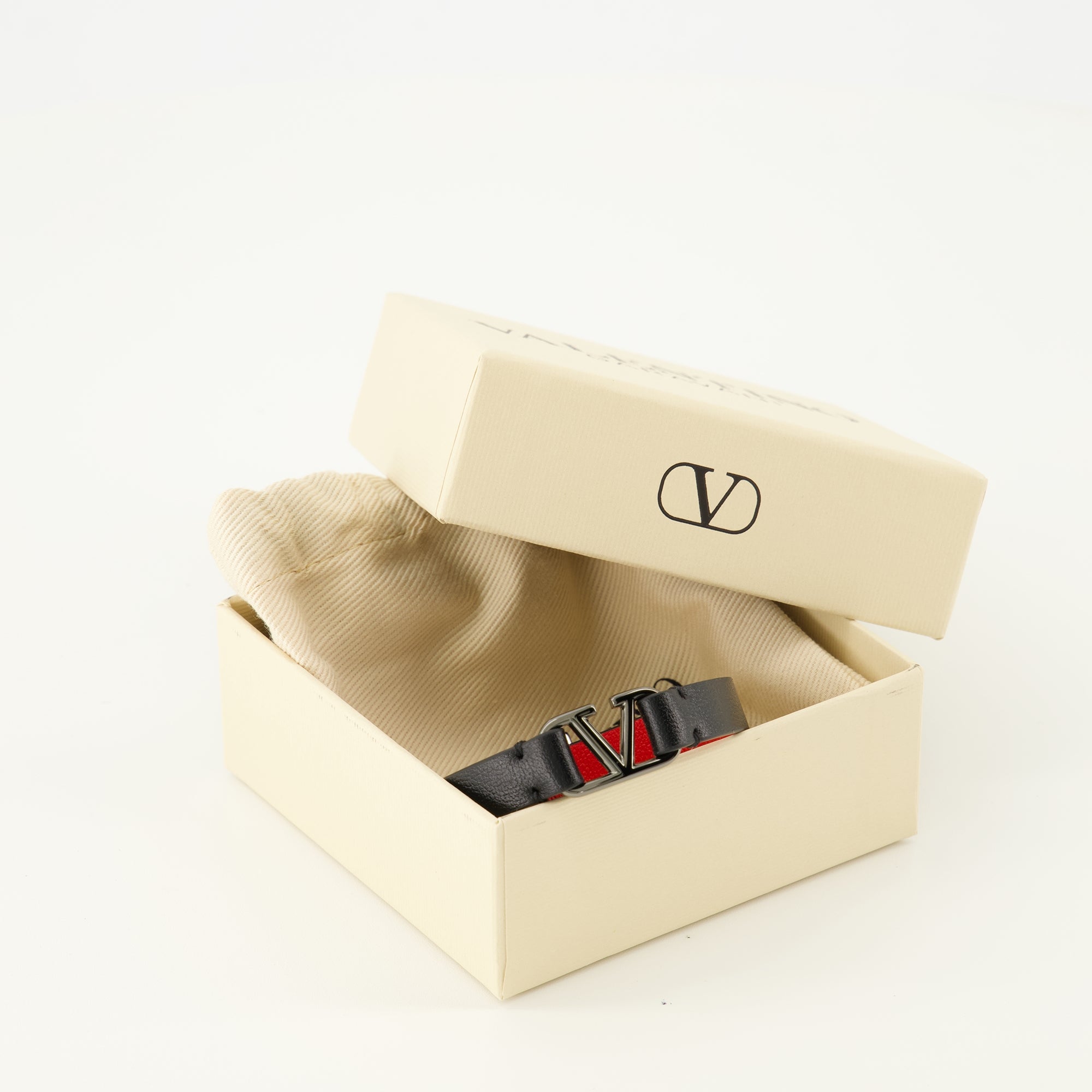 Image of the Vlogo black bracelet by Valentino Garavani for Men - Spring-Summer 2026 - Detailed View_3