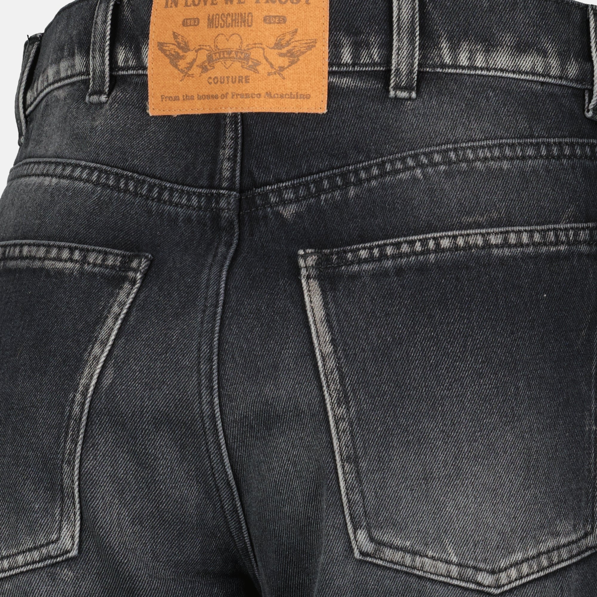 Image de l'article Jean noir délavé de la marque Moschino pour Femme - Saison Automne-Hiver 2025 - Vue détaillée_2