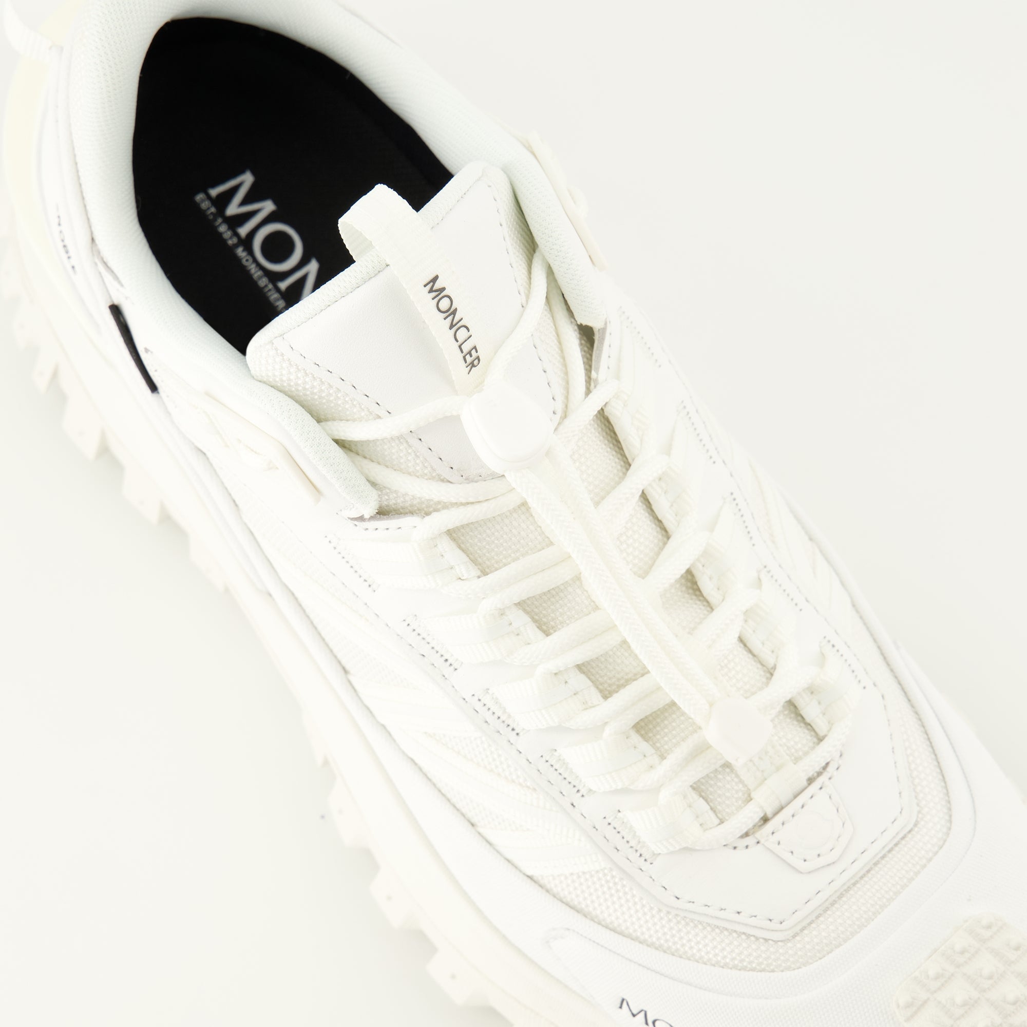 モンクレールのメンズ用トレイルグリップ GTX ホワイトスニーカーの画像 - 2026 年春夏 - 詳細な上面のビュー