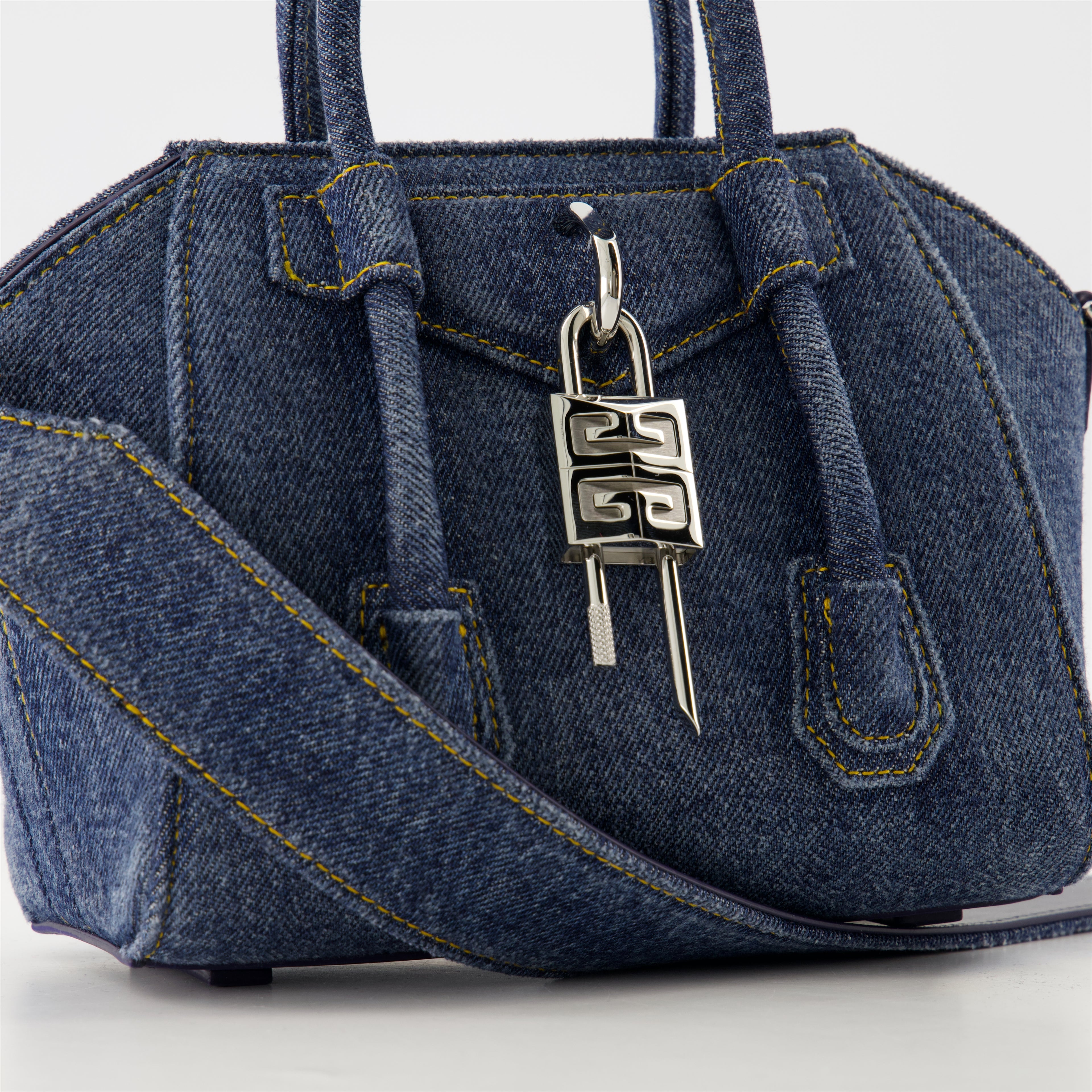 Sacs à main et épaule Sac Antigona Toy en denim Givenchy Bleu Femme