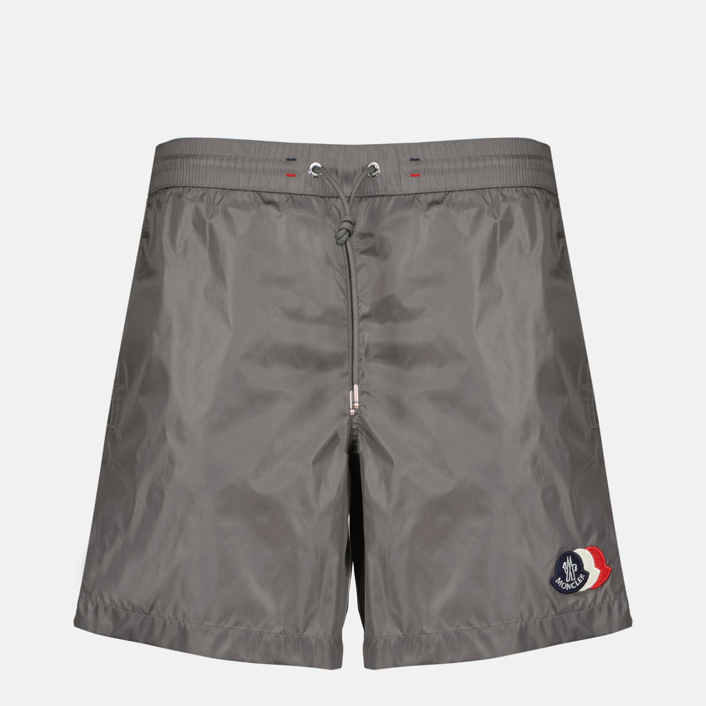 Image de l'article Short de bain à logo gris en nylon de la marque Moncler pour Homme - Saison Printemps-Été 2026 - Vue de Face