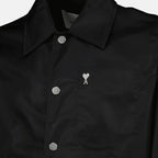 Imagen de la chaqueta de nylon negra de la marca Ami PARIS para Unisex - Temporada Primavera-Verano 2026 - Vista Detallada_2