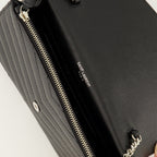 Sacs à main et épaule Cassandre Geldbörse mit schwarzer genarbter Lederkette Saint Laurent Noir Femme