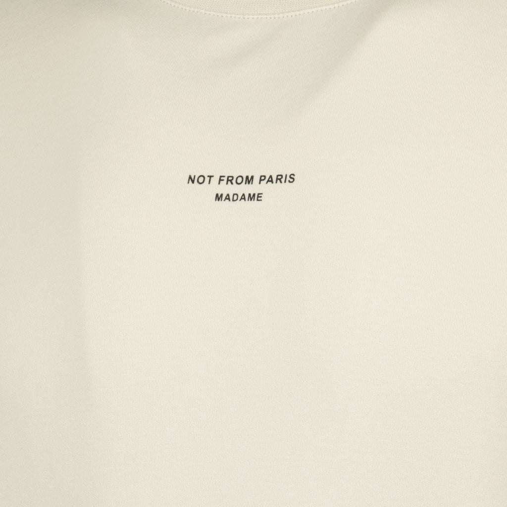 Imagen de la camiseta de eslogan clásica beige de la marca Drole De Monsieur para hombres - Temporada Primavera-Verano 2026 - Vista Detallada_1