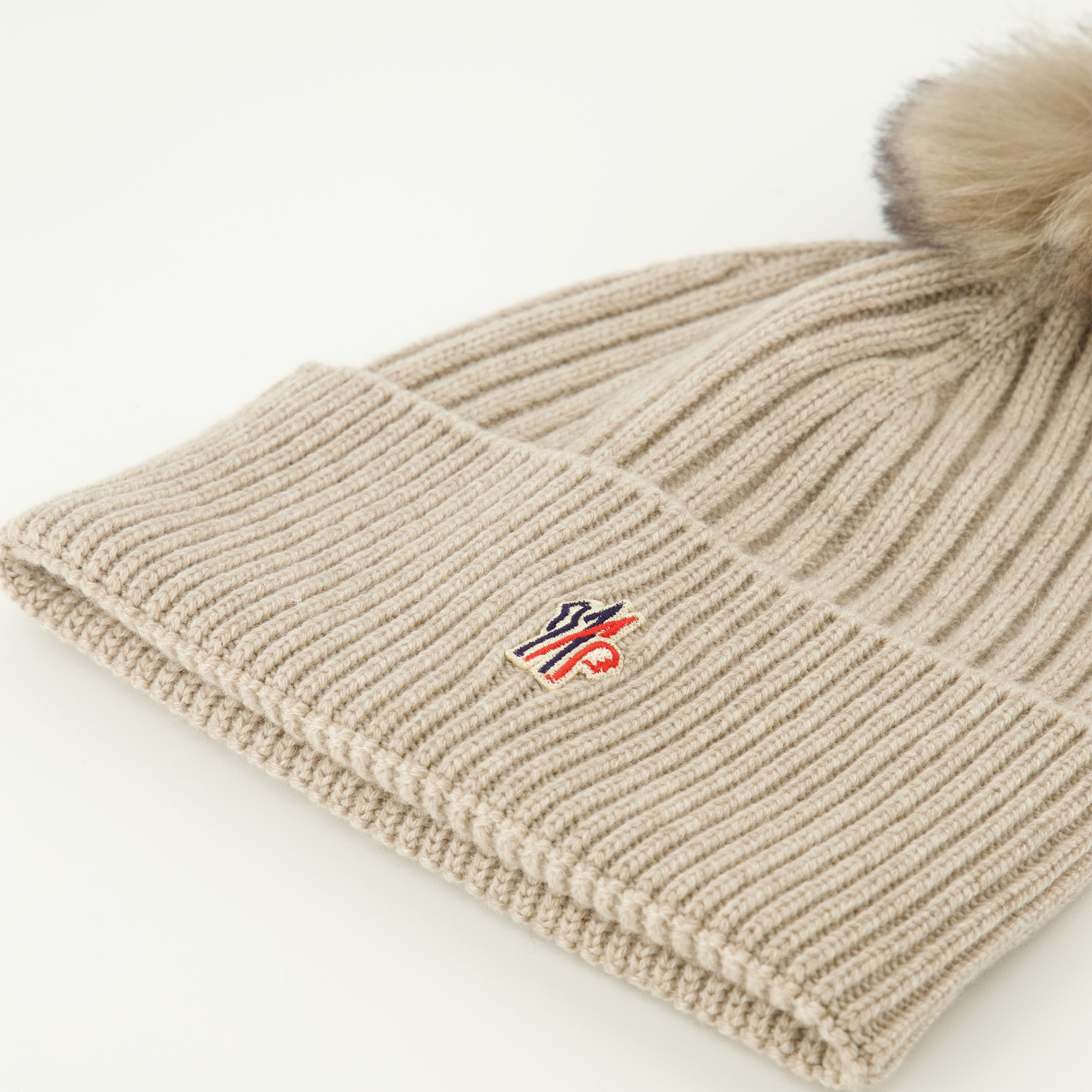 Image de l'article Bonnet avec pompom de la marque Moncler Grenoble pour Femme - Saison Automne-Hiver 2025 - Vue détaillée_2
