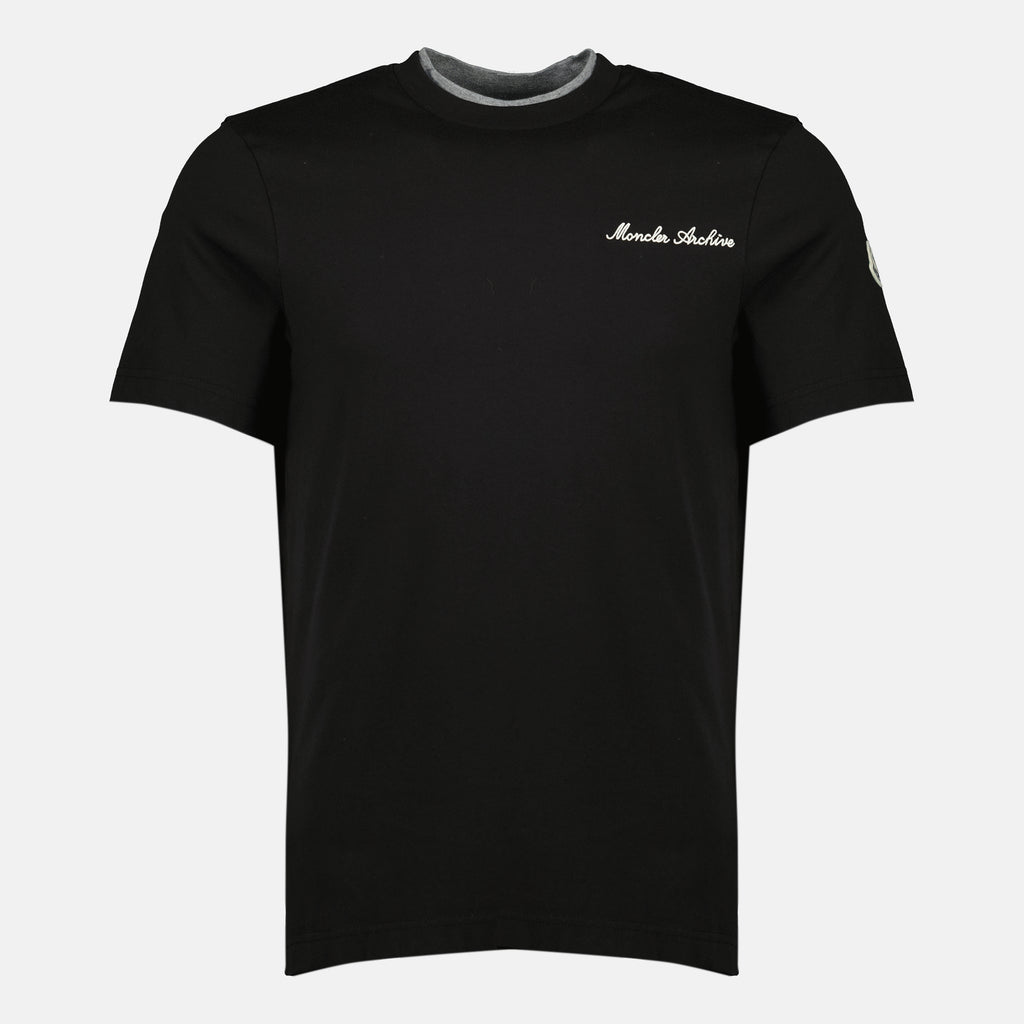 Imagen de la camiseta negra con logo bordado de la marca Moncler para Hombre - Temporada Primavera-Verano 2026 - Vista Frontal