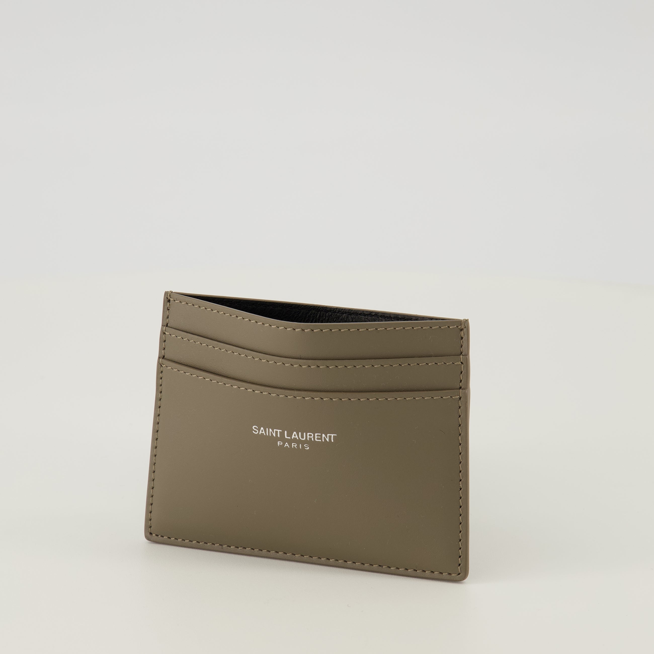 Image of the khaki leather cardholder from the brand Saint Laurent for Men - Spring-Summer 2026 - Detailed View 2