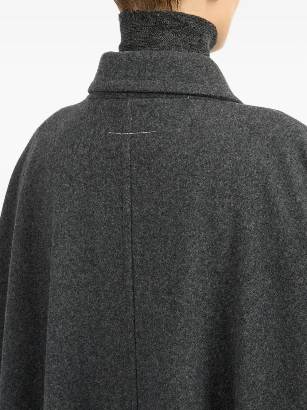 Image de l'article Long manteau en laine de la marque Mm6 pour Femme - Saison Automne-Hiver 2025 - Vue détaillée_8