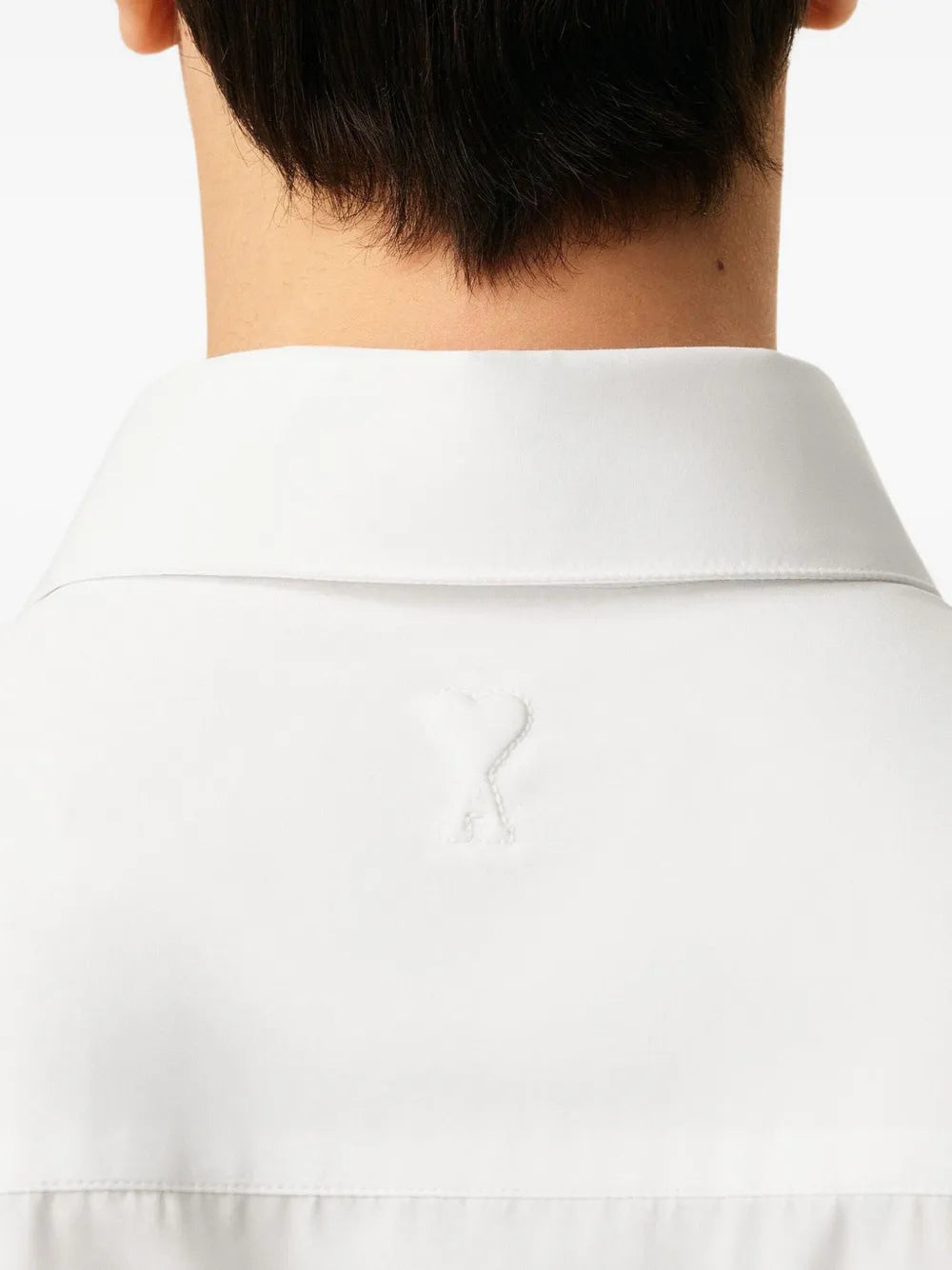 Image of the white Ami heart shirt from the brand Ami PARIS for Men - Autumn-Winter Season 2025 - Detailed View 6