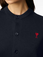 Imagem do cardigan AMI de coração da marca Ami PARIS para Mulheres - Temporada Outono-Inverno 2025 - Vista Detalhada_5