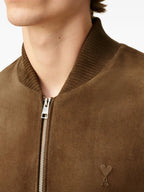 Imagen del artículo Bomber de cuero nobuck de la marca Ami PARIS para Hombre - Temporada Otoño-Invierno 2025 - Vista Detallada_7