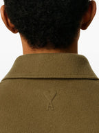 Immagine del giubbotto kaki del marchio Ami PARIS per Uomo - Stagione Autunno-Inverno 2025 - Vista Dettaglio_7