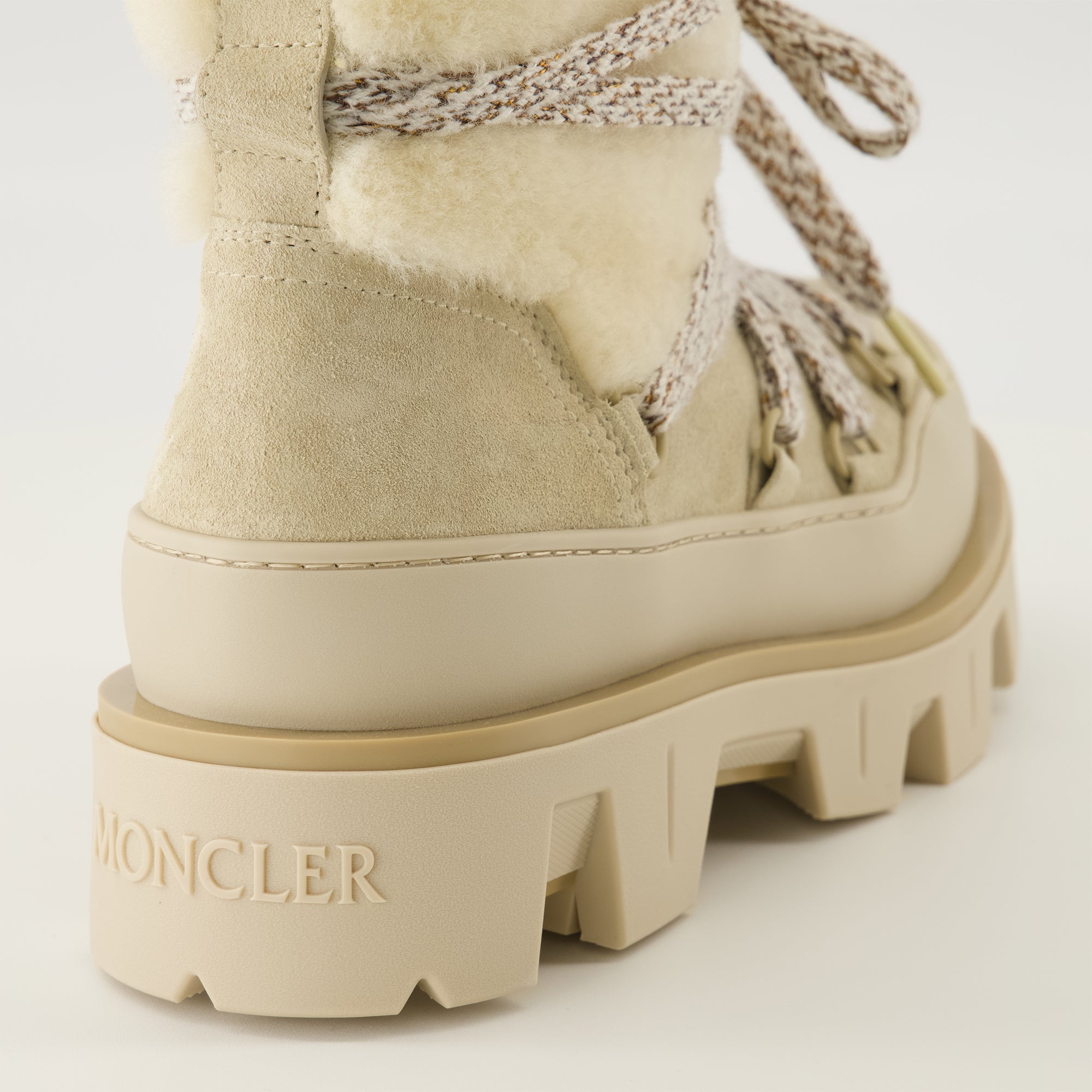 Image de l'article Bottes en daim et shearling Peak de la marque Moncler pour Femme - Saison Automne-Hiver 2025 - Vue arrière
