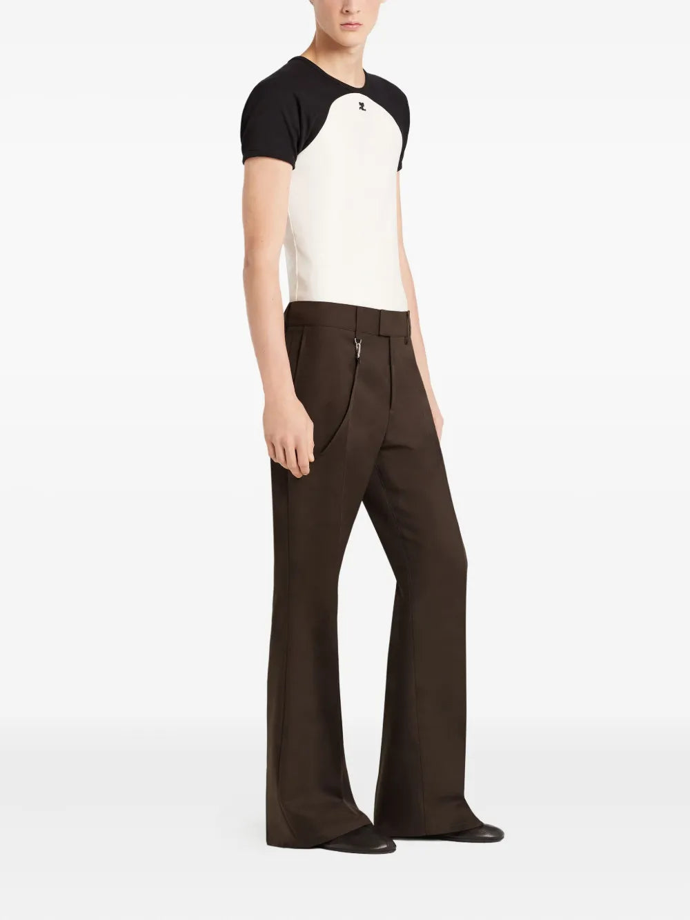 Image of the contrasting T-shirt from the brand Courrèges for Men - Autumn-Winter 2025 - Detailed View 1