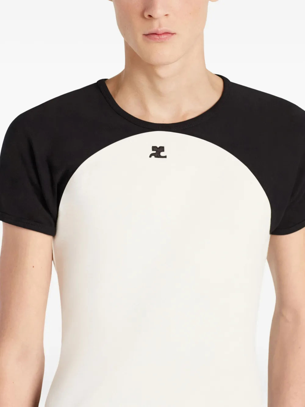 Image de l'article T-shirt contrasté de la marque Courrèges pour Homme - Saison Automne-Hiver 2025 - Vue détaillée_5
