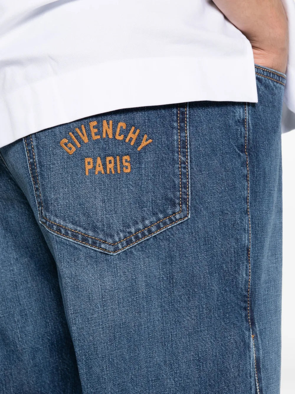 Image de l'article Jean en denim de la marque Givenchy pour Homme - Saison Automne-Hiver 2025 - Vue détaillée_5