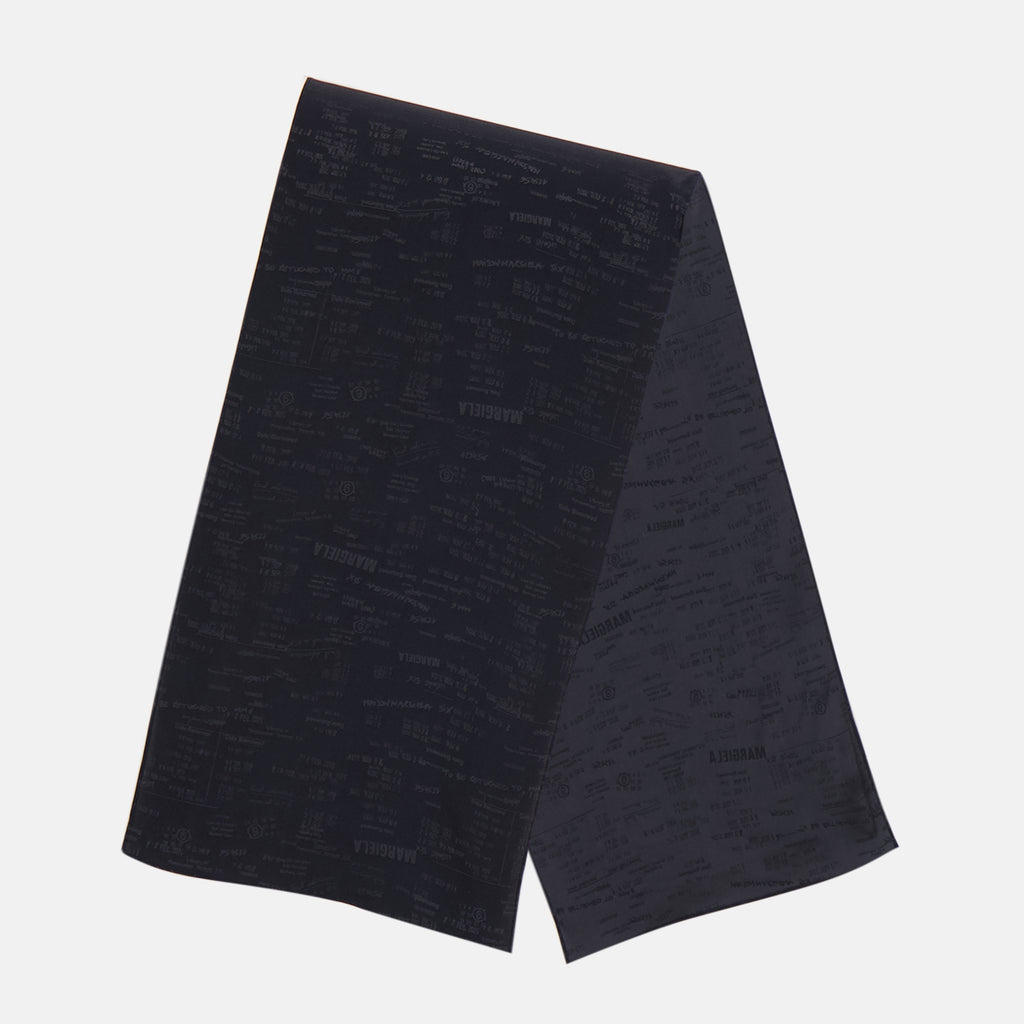 Imagen del foulard estampado en negro y gris de la marca Mm6 para mujeres - Temporada Primavera-Verano 2026 - Vista Trasera