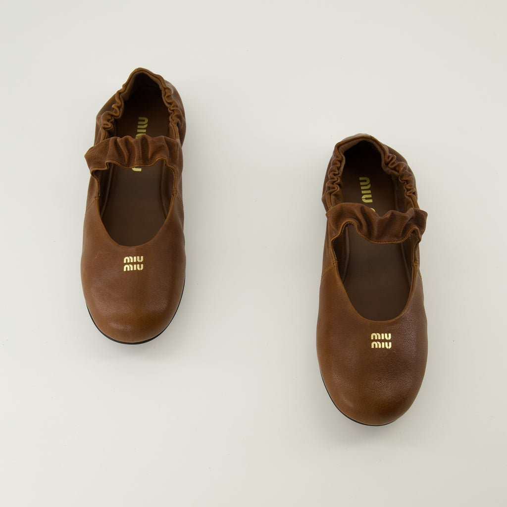 Image de l'article Ballerines Ruches en cuir marron de la marque Miu Miu pour Femme - Saison Printemps-Été 2026 - Vue détaillée_5