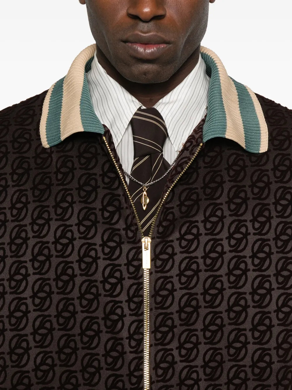 Imagen del Abrigo Monograma de la marca Drole De Monsieur para Hombre - Temporada Otoño-Invierno 2025 - Vista Detallada_5
