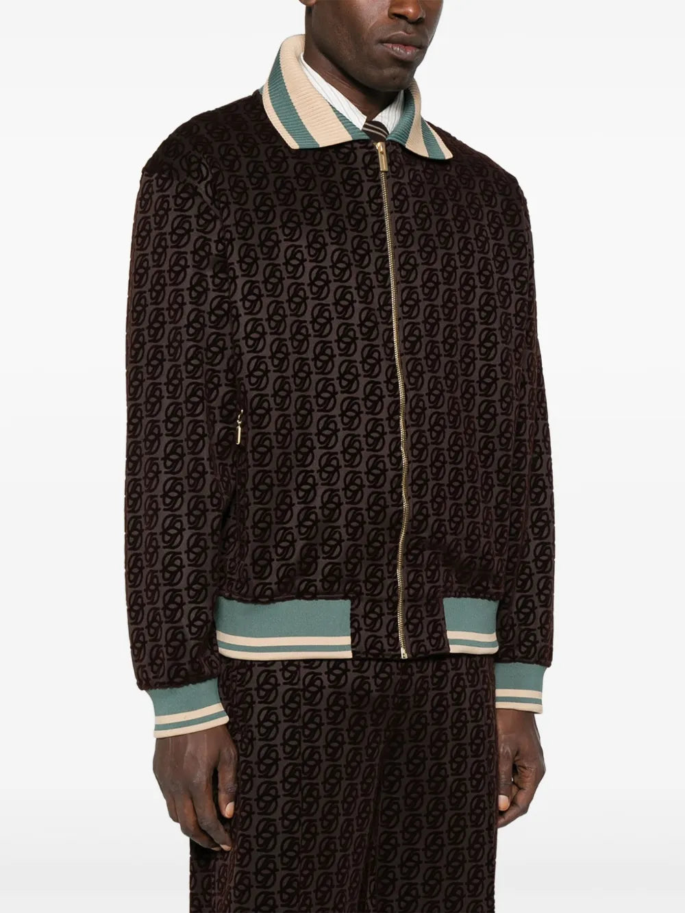 Imagen del Abrigo Monograma de la marca Drole De Monsieur para Hombre - Temporada Otoño-Invierno 2025 - Vista Detallada_1