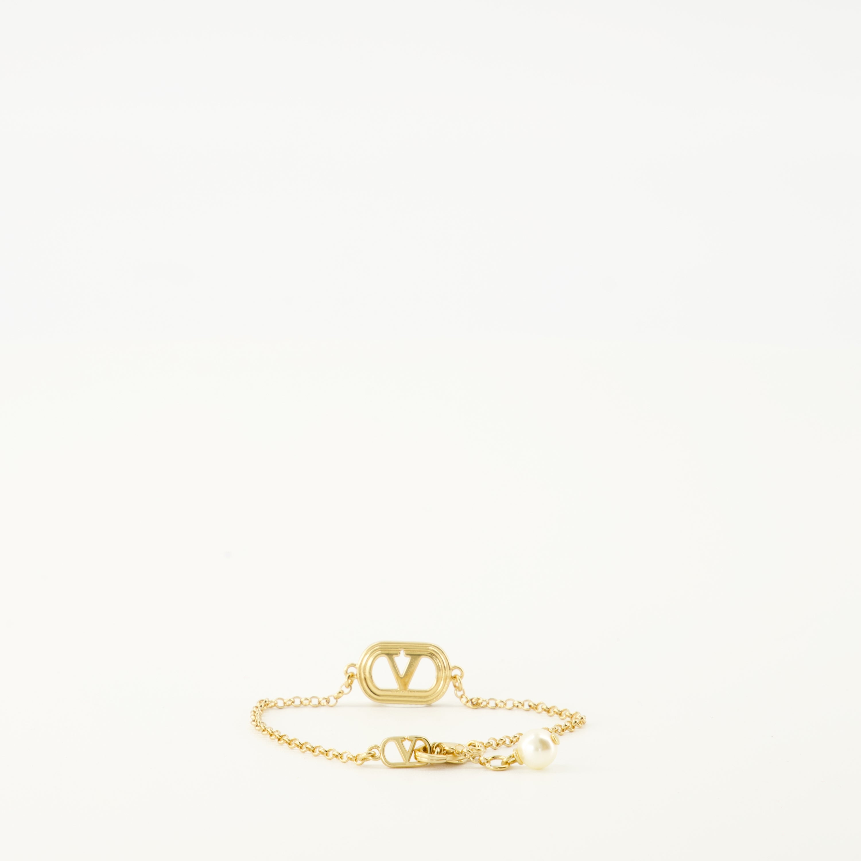 Image of the Vlogo bracelet and pearl from the Valentino Garavani brand for Women - Autumn-Winter 2025 - Back View