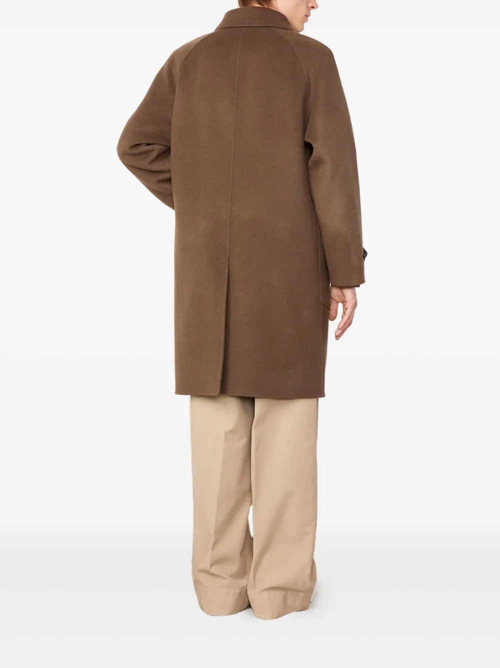 Bild des Bryce-Mantels von Officine Générale für Herren - Herbst-Winter-Saison 2025 - Detailansicht 2