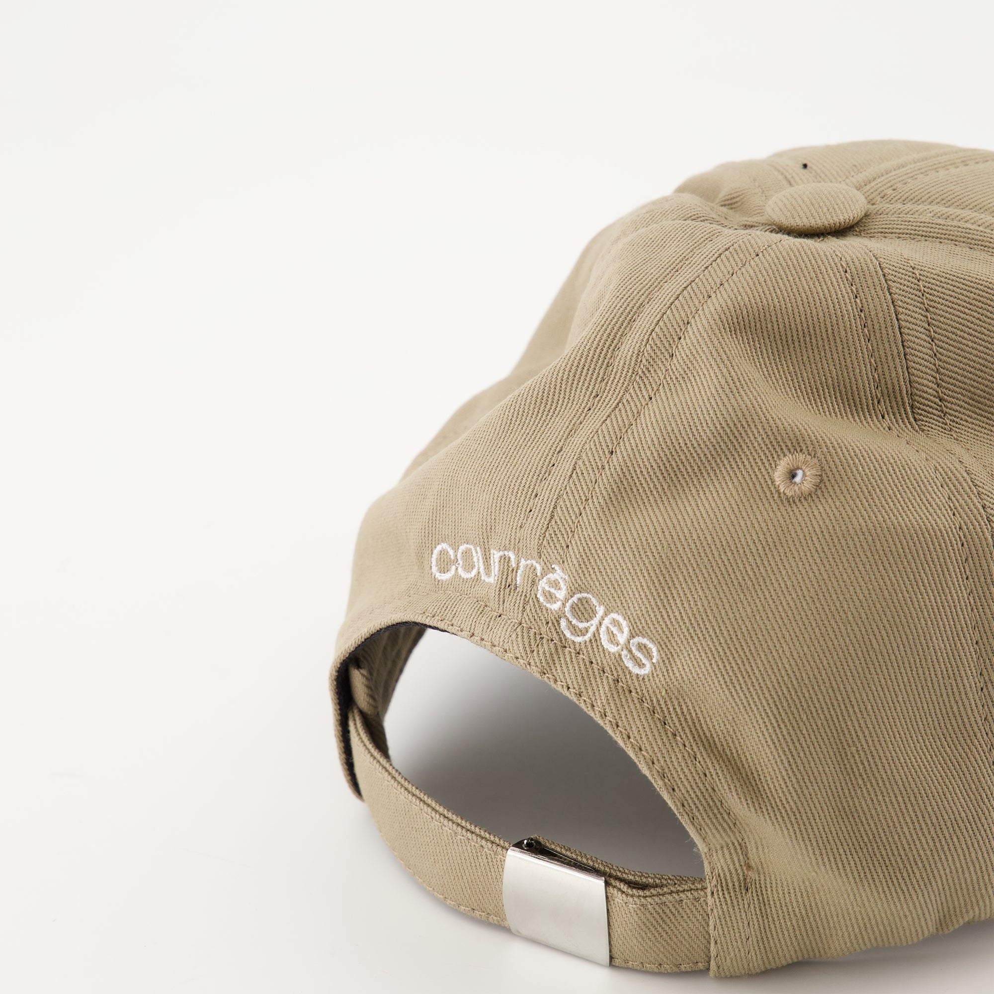 Image of the embroidered cap from the brand Courrèges for Unisex - Autumn-Winter Season 2025 - Detailed View_3