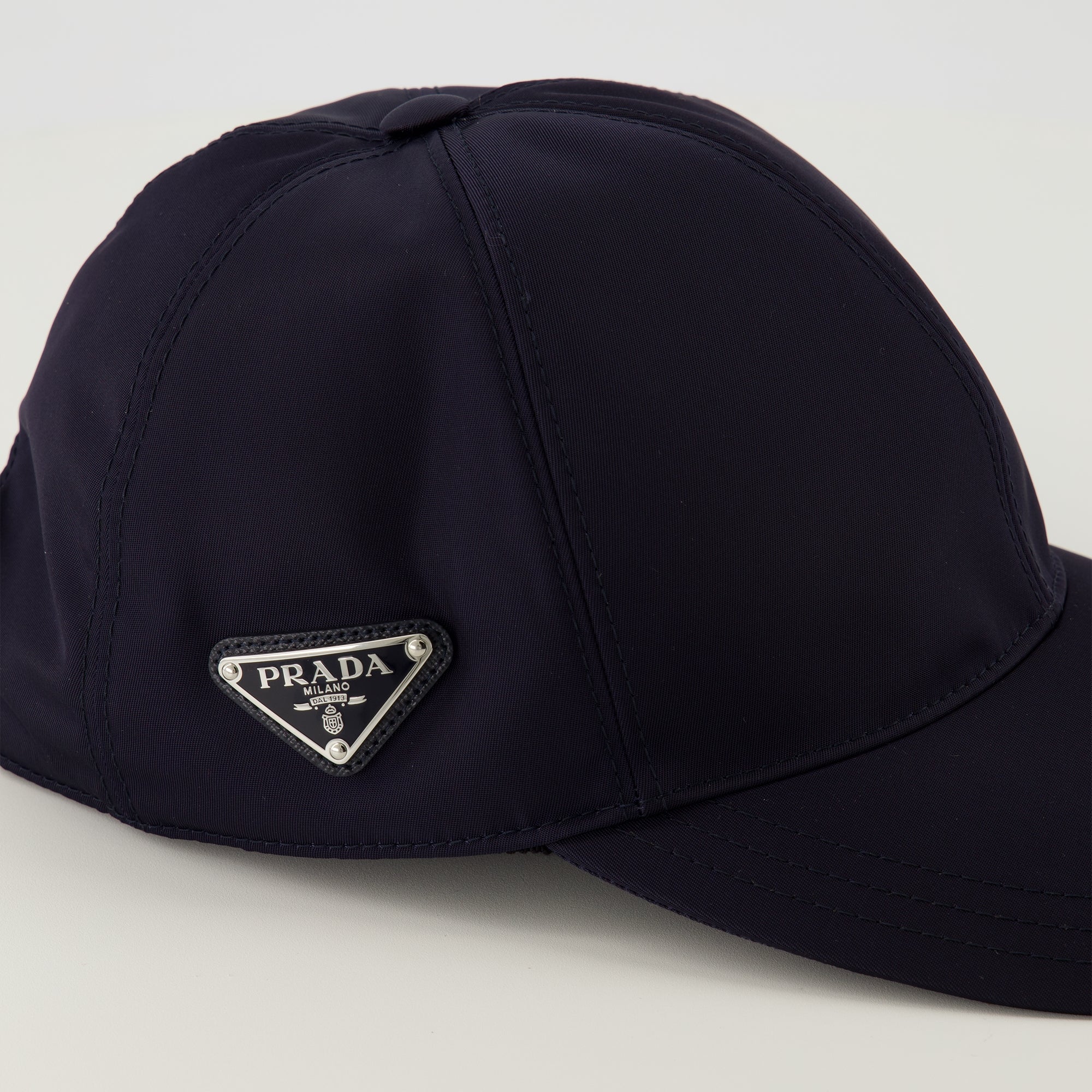Image of the Prada men's navy blue Re-Nylon cap - Spring-Summer 2026 - Detailed View_3
