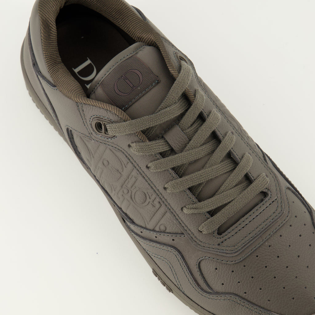 Imagen de las zapatillas B27 Uptown grises de Dior para hombre - Temporada Primavera-Verano 2026 - Vista detallada de arriba