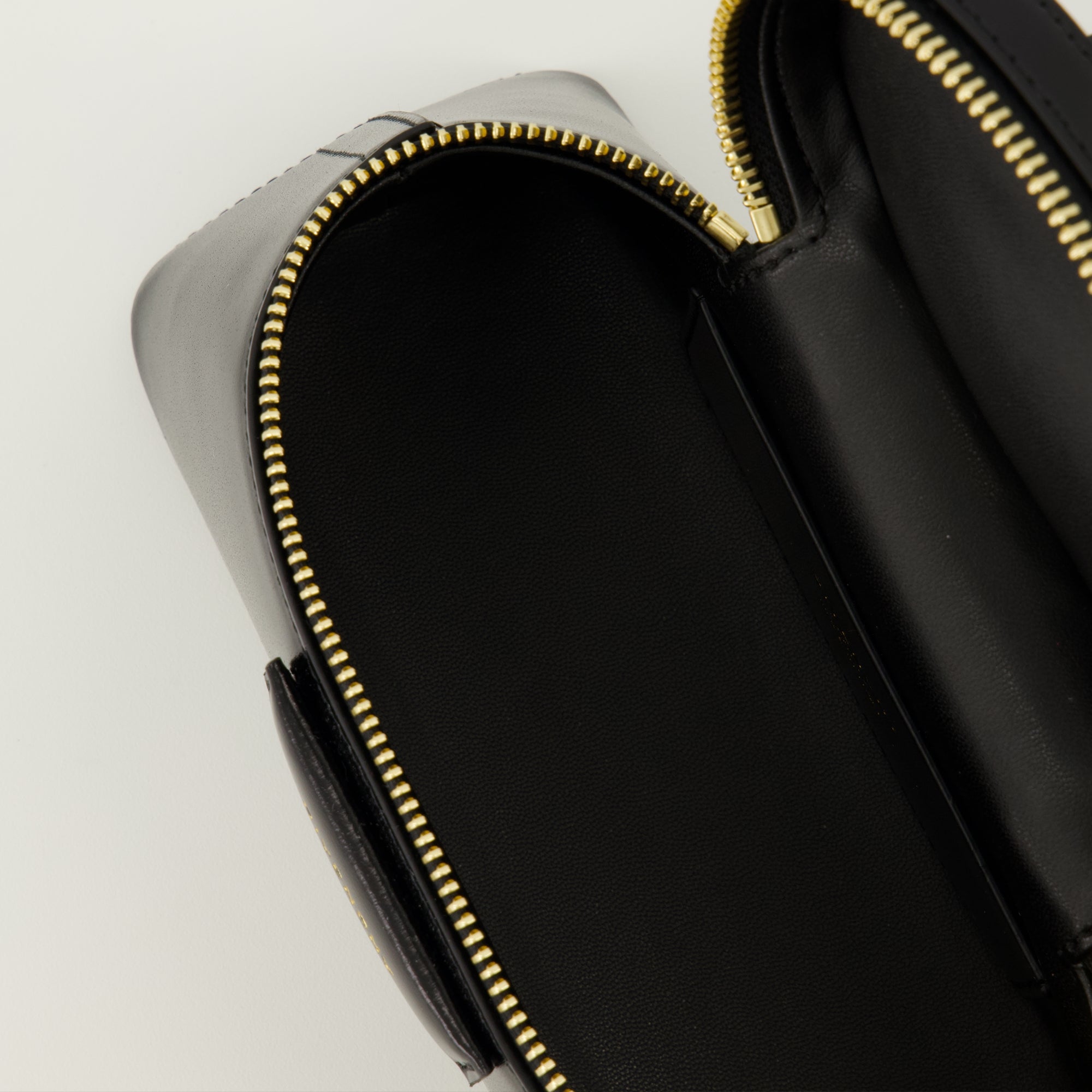 Image de l'article Sac Vanity Antigona en cuir noir de la marque Givenchy pour Femme - Saison Printemps-Été 2026 - Vue détaillée_3