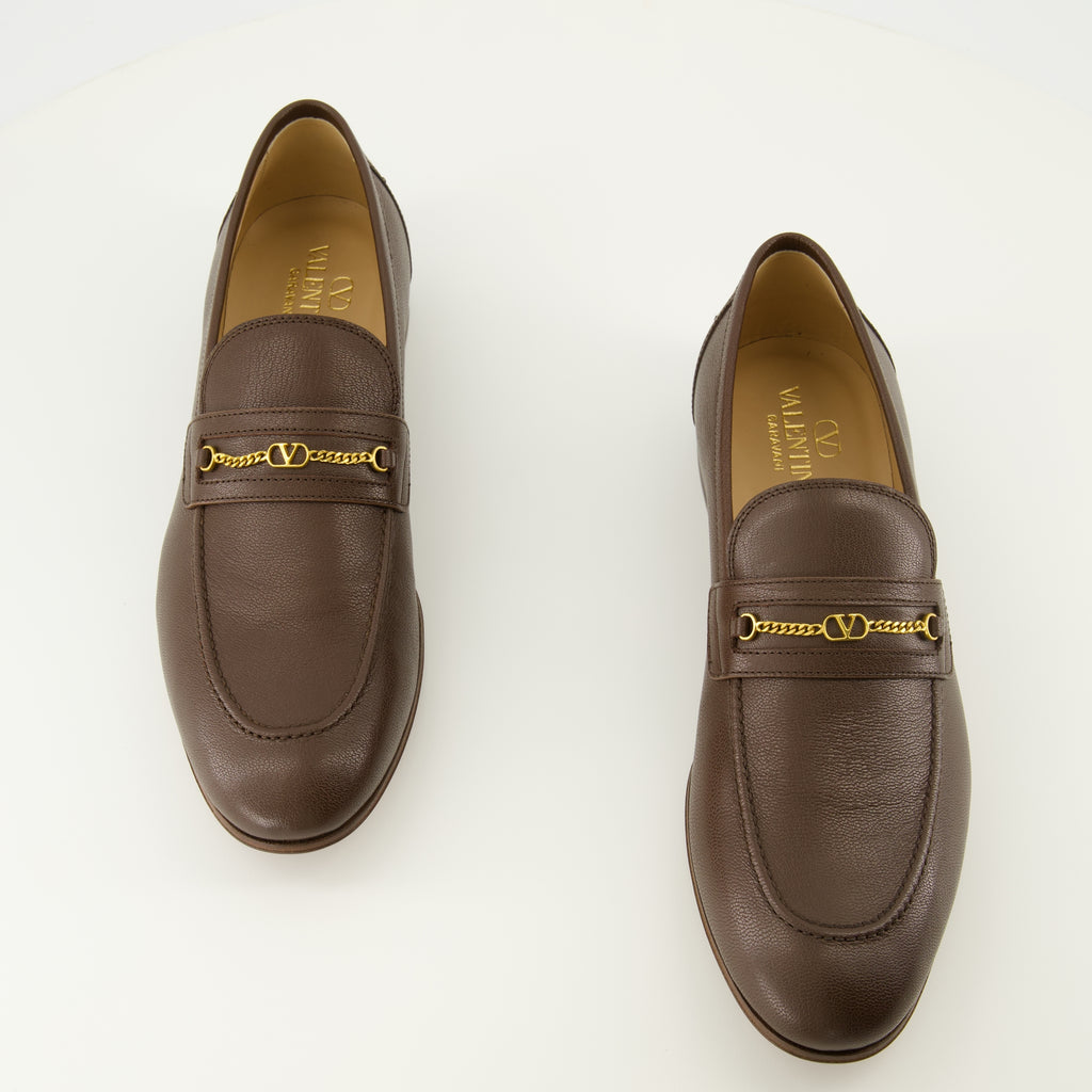 Imagen de los mocasines Vlogo de la marca Valentino Garavani para hombre - Temporada Otoño-Invierno 2025 - Vista superior del par de zapatos
