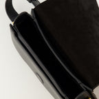 Ami PARIS ブランドのユニセックス用レザー製黒のショルダーバッグ、パリパリの商品画像 - 2026年春夏シーズン - 詳細ビュー_3