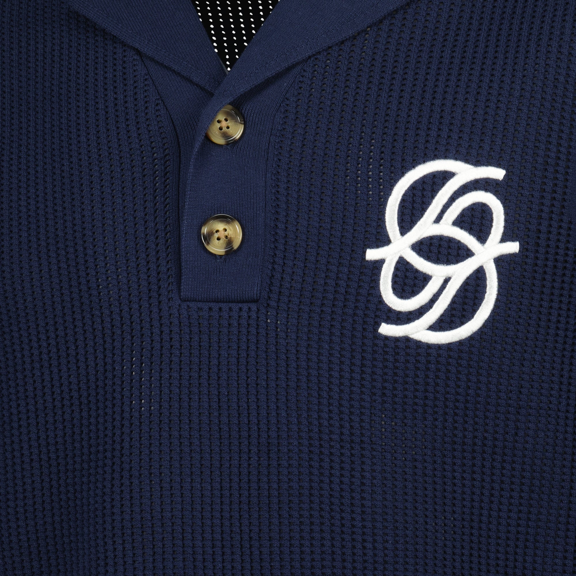 Bild des marineblauen Strickpolos der Marke Drole De Monsieur für Herren - Frühjahr-Sommer 2026 - Detaillierte Ansicht 2