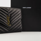 Imagen del bolso Cassandre de la marca Saint Laurent para mujer - Temporada Otoño-Invierno 2025 - Vista Detallada_2