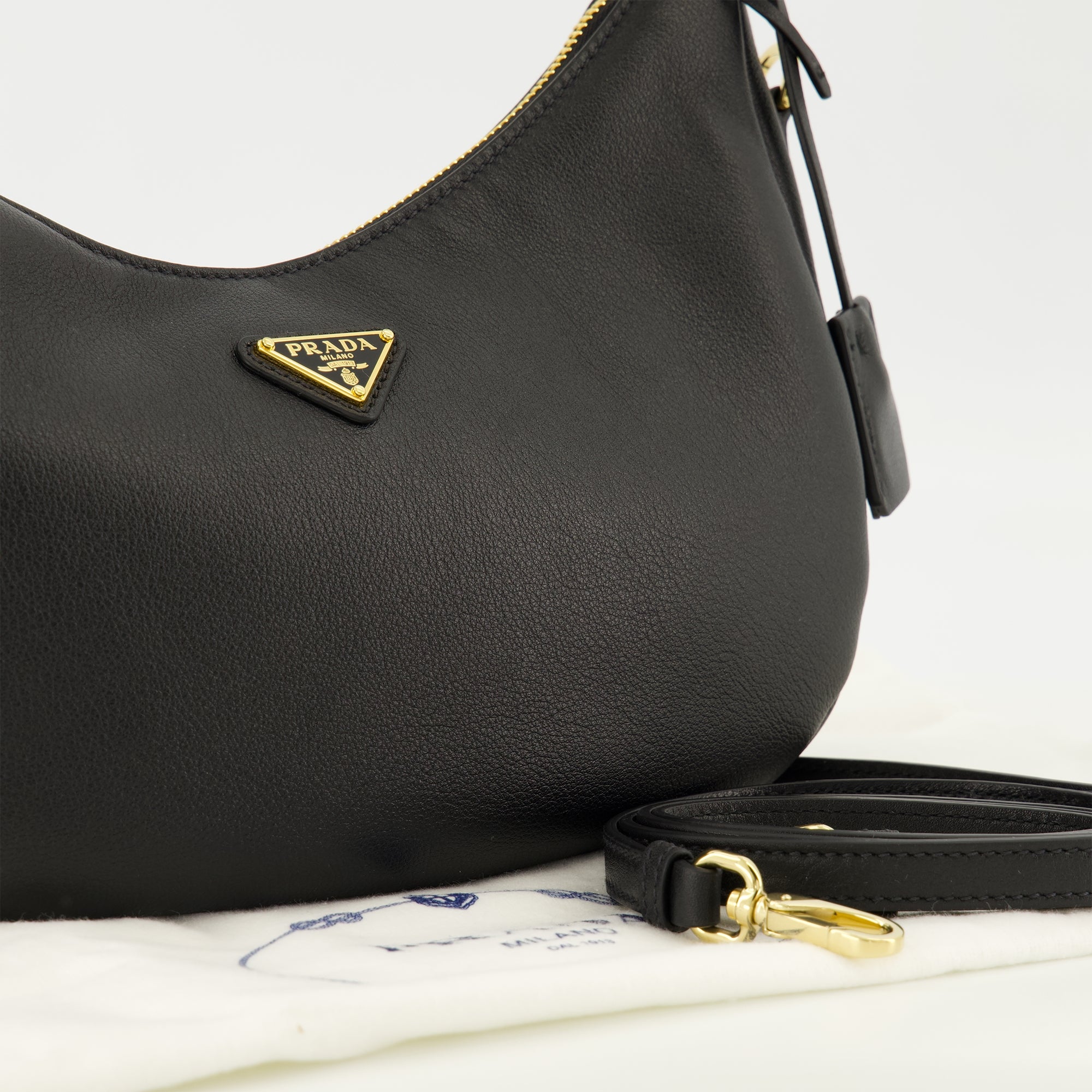 Image de l'article Sac bourse en cuir noir de la marque Prada pour Femme - Saison Printemps-Été 2026 - Vue détaillée_2