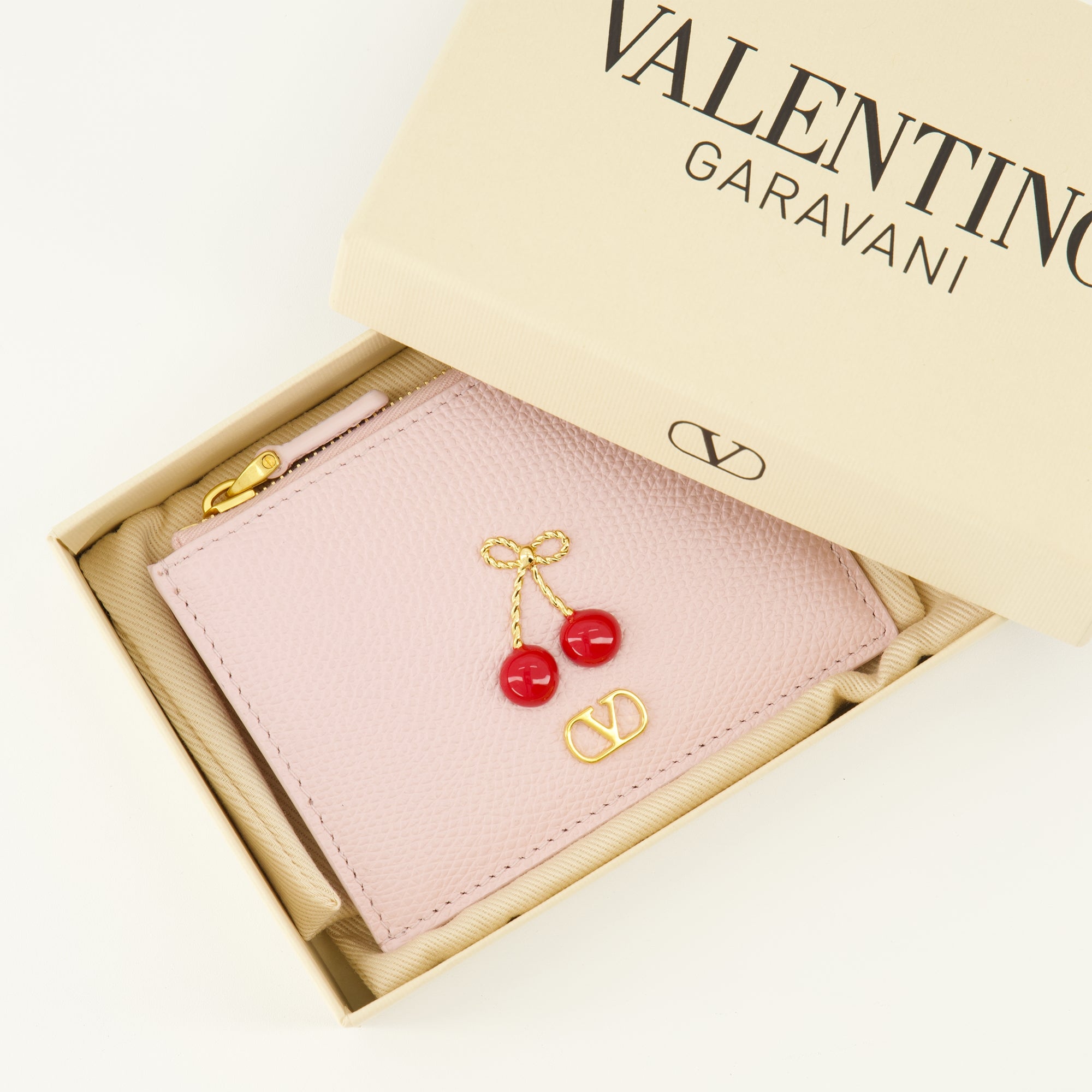 Image de l'article Porte-cartes Cherryfic rose de la marque Valentino Garavani pour Femme - Saison Printemps-Été 2026 - Vue détaillée_3