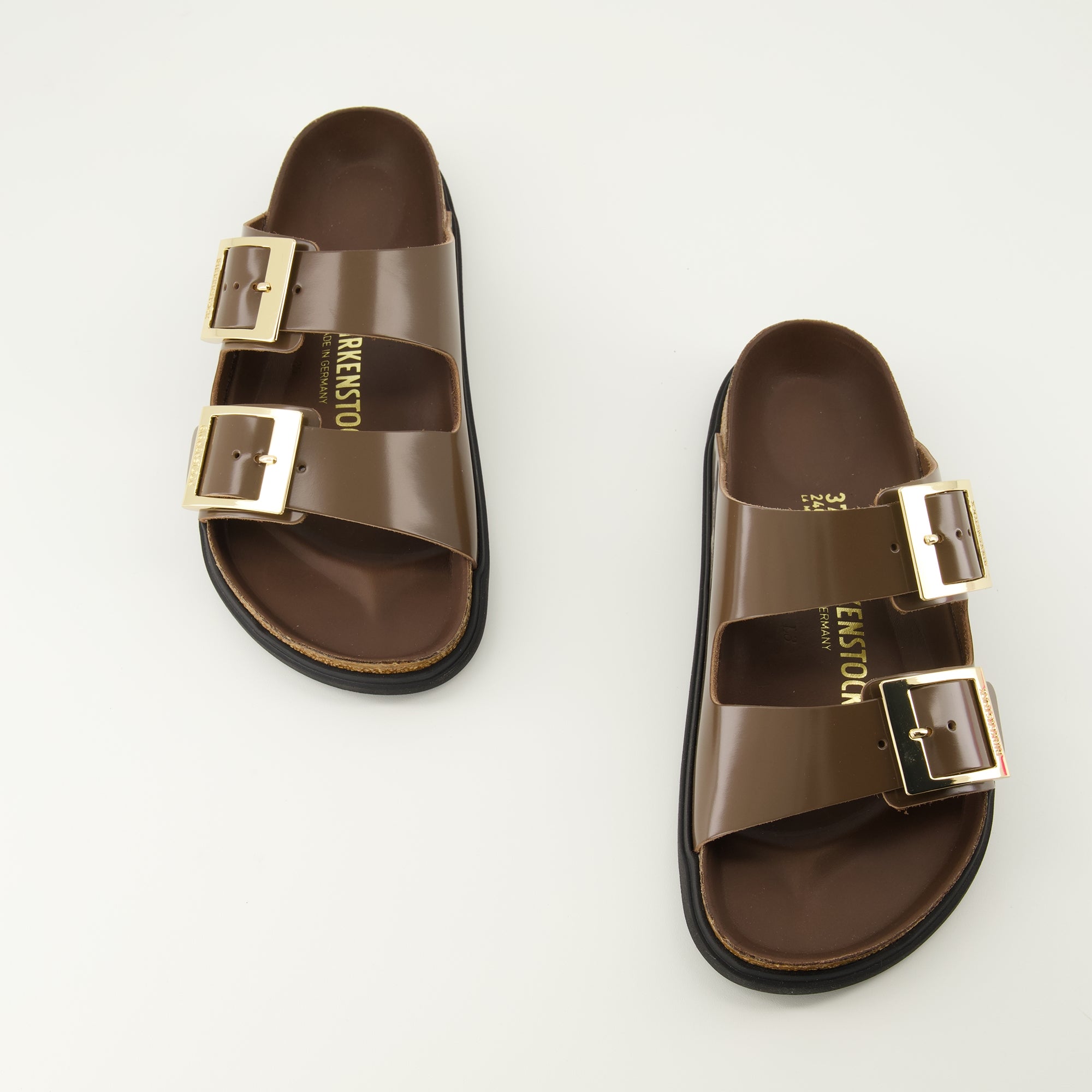 Image of the Arizona Droplet Buckle brown sandals from the brand Birkenstock for Women - Spring-Summer 2026 - Top view of the pair of shoes
