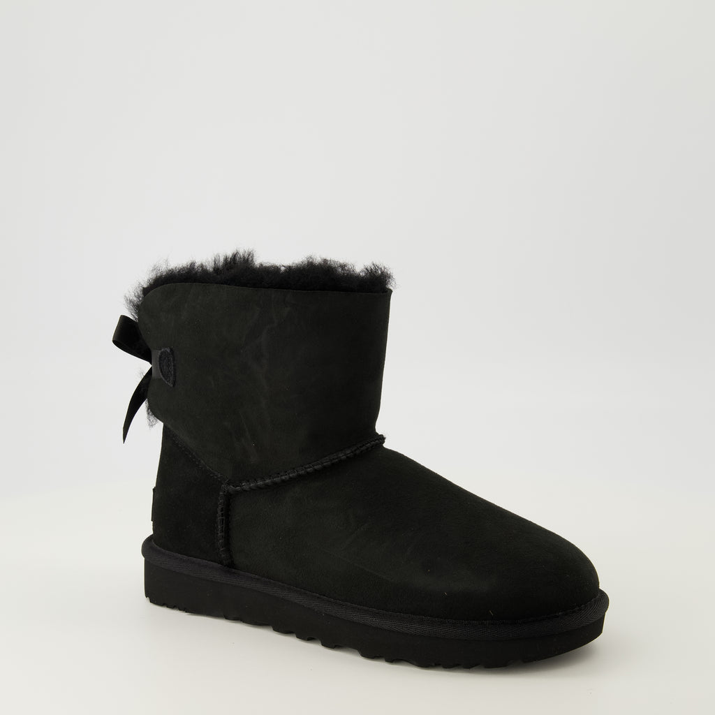 Image de l'article Bottines Mini Bailey Bow II de la marque Ugg pour Femme - Saison Automne-Hiver 2025 - Vue trois quarts avant droite