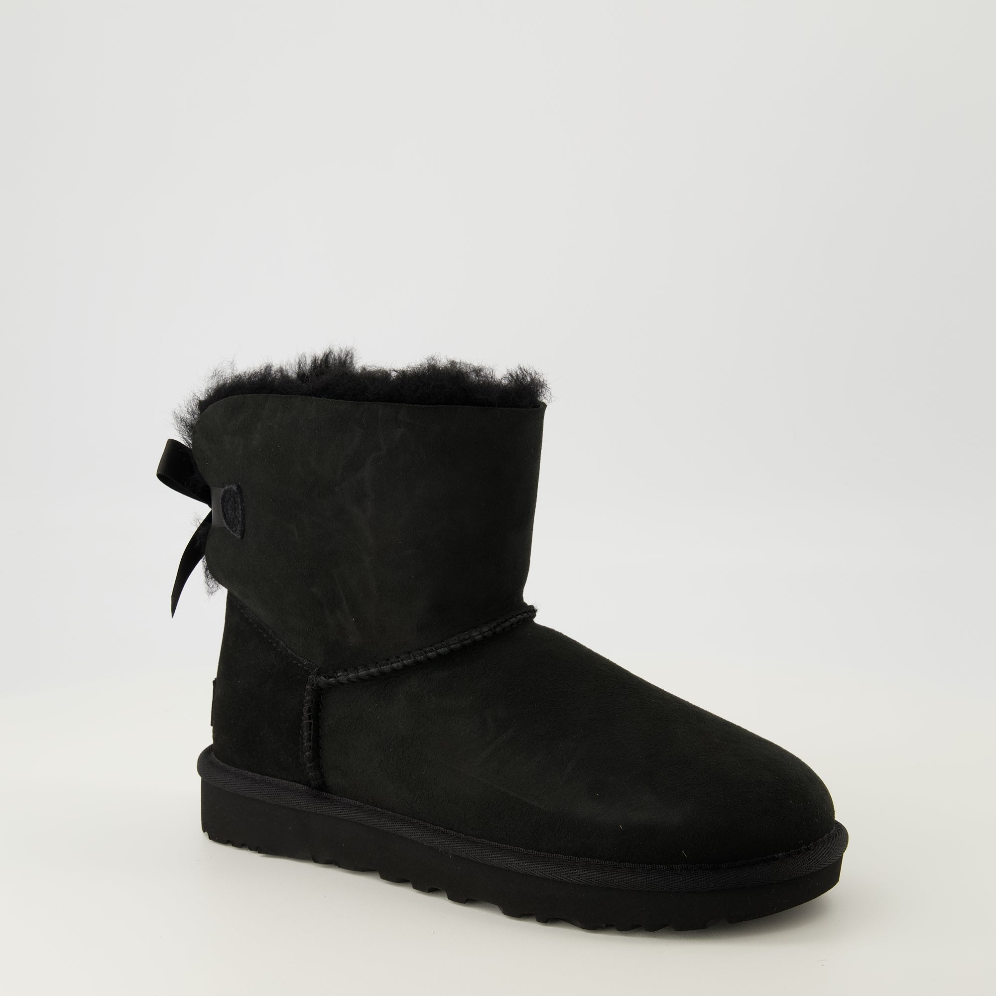 Image de l'article Bottines Mini Bailey Bow II de la marque Ugg pour Femme - Saison Automne-Hiver 2025 - Vue trois quarts avant droite