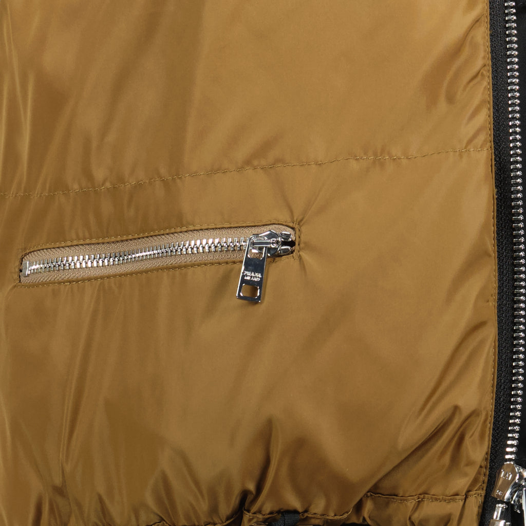 Image de l'article Doudoune en Re-Nylon de la marque Prada pour Femme - Saison Automne-Hiver 2025 - Vue détaillée_2